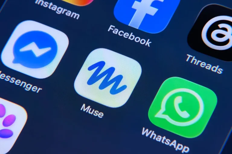 Smartphone screen displaying app icons including Muse, Messenger, Instagram, Facebook, Threads, and WhatsApp.