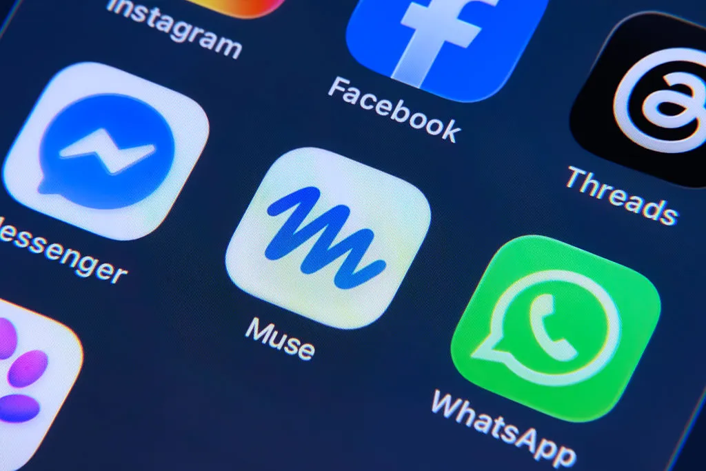 Smartphone screen displaying app icons including Muse, Messenger, Instagram, Facebook, Threads, and WhatsApp.
