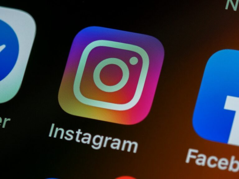 Meta One AI subscription plans on a smartphone screen with Facebook, Instagram and WhatsApp apps